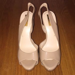 Nude patent sling back pumps